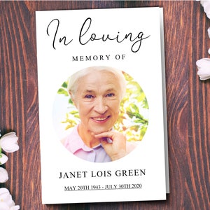 Może przedstawiać: Biała karta pamiątkowa z napisem "In loving memory of" i zdjęciem uśmiechniętej kobiety. Karta zawiera również imię i nazwisko "Janet Lois Green" oraz daty "May 20th 1943 - July 30th 2020".