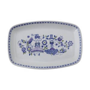 Może przedstawiać: Prostokątny biały ceramiczny talerz do serwowania z niebieskim i fioletowym kwiatowym wzorem. Talerz ma obramowanie z małych niebieskich geometrycznych kształtów. Środek ma fantazyjną ilustrację dwóch postaci i ptaka, otoczonych kwiatami.