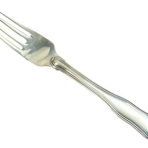 Può includere: Una forchetta d'argento con un design semplice ed elegante. La forchetta ha un manico lungo e sottile e quattro denti.