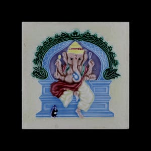 Op de afbeelding: Vierkante keramische tegel met een kleurrijke afbeelding van de hindoeïstische godheid Ganesha. Het kunstwerk toont Ganesha in een danshouding, met een lichtroze lichaam, rode en witte kleding en een gele hoofdtooi. De achtergrond bevat blauwe en groene decoratieve elementen.
