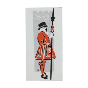 Puede incluir: Ilustración rectangular de un Beefeater con uniforme rojo y detalles negros, sosteniendo una lanza. El fondo es gris claro con el texto "London 1951".