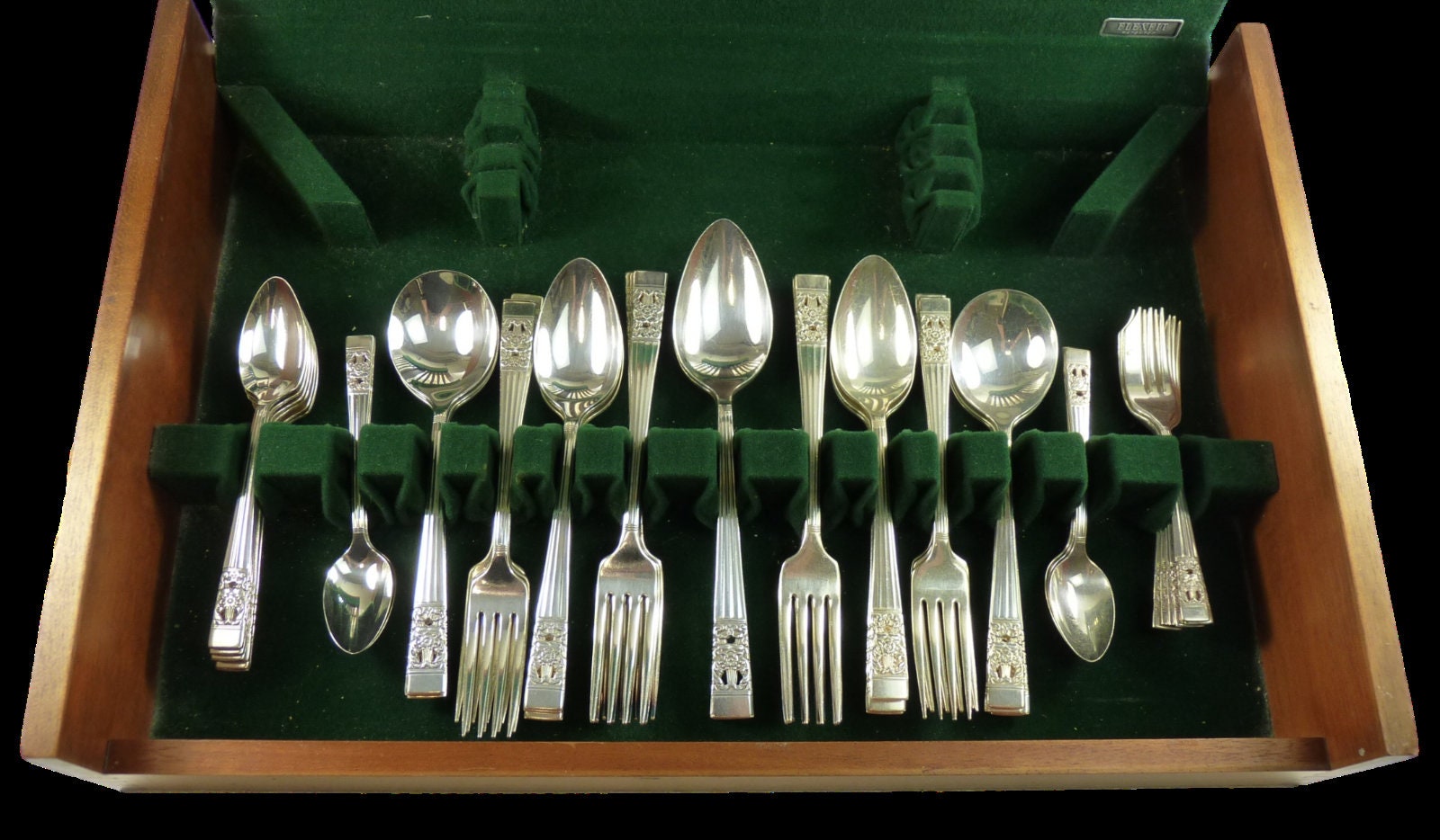 ONEIDA Community - HAMPTON COURT Pattern - 56 Piece Canteen for 6