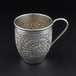 Antike indische SILBER Tasse mit Henkel Repousse Scrollwork Blatt Dekoration