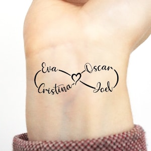 Puede incluir: Un tatuaje temporal con un símbolo de infinito y los nombres Eva, Christina, Oscar y Joel. Un corazón está en el centro del símbolo de infinito.