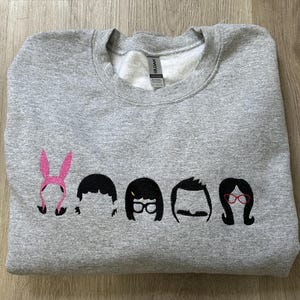 Bluza z okrągłym dekoltem i kapturem Bob's Burgers z haftem