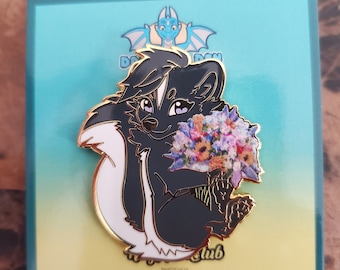 1.75&quot; Skunk with Flowers &quot;A Grade&quot; Enamel Pin