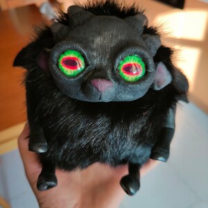 Capro satanico peluches SU ORDINAZIONE, posable-doll ooak one of a kind, decorazione spaventosa animale fantasy, plush animale creepy cute verde e rosso