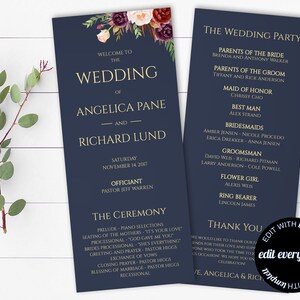 Könnte beinhalten: Ein marineblaues Hochzeitsprogramm mit goldenen Lettern. Das Programm enthält die Namen des Brautpaares, Angelica Pane und Richard Lund, das Hochzeitsdatum und die Hochzeitsgesellschaft. Das Programm ist mit einem floralen Design in den Farben Burgunderrot, Rosa und Weiß verziert.