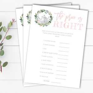 Puede incluir: Una tarjeta de juego de baby shower imprimible con una ilustración de una corona de flores y una tetera. El texto dice "El precio es correcto" e incluye una lista de artículos para bebés para que los invitados adivinen el precio.