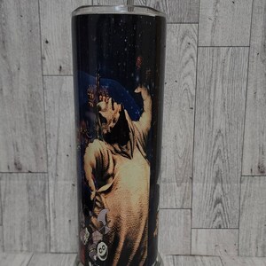 Puede incluir: Un vaso de acero inoxidable con una imagen en blanco y negro de Jack Skellington de Pesadilla antes de Navidad. El vaso tiene una tapa plateada y una pajita.