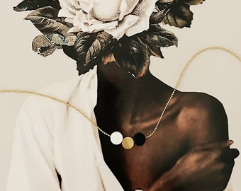 Può includere: Una donna con un'arrangiamento floreale che le copre la testa indossa una veste bianca e una collana a catena d'oro con tre ciondoli rotondi: oro, bianco e nero.
