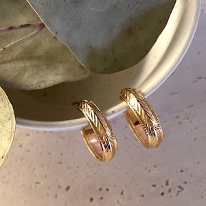 Textured CHUNKY HOOP EARRINGS / thick hoops/ patterned hoop earrings/ gold hoops/ huggie hoop earrings/ leaf texture hoops/ modern hoops