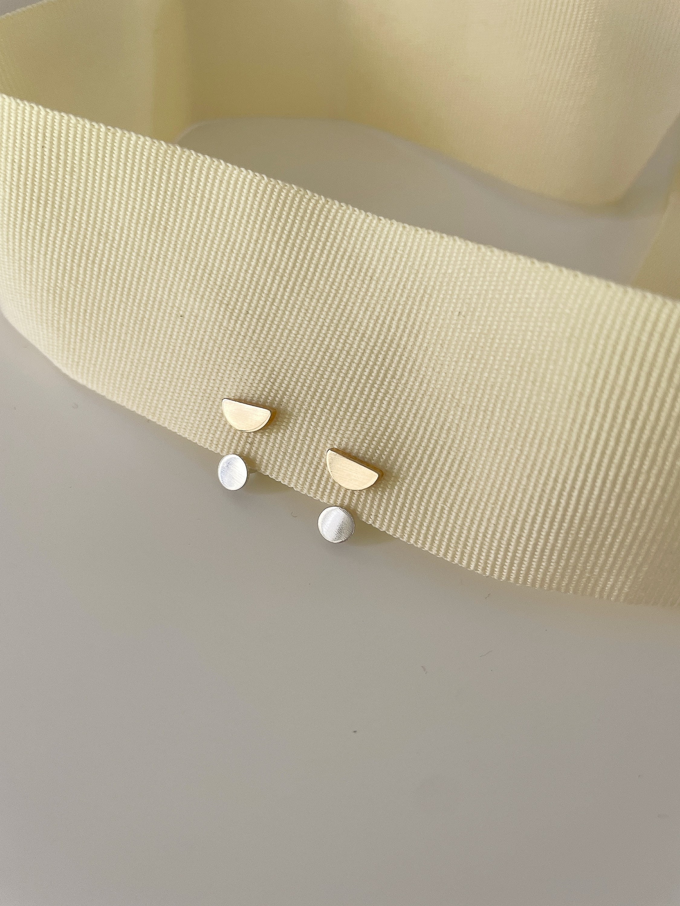 Ida floating dot 1/2 MOON EAR JACKET/moon ear jacket/earring jacket/minimalist earrings/geometric jewelry/stud earrings/half moon earrings