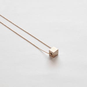 KLAR massive Messing Würfel Kette/minimalistische Kette/lange Kette/geometrische Kette/Valentinstag Geschenk/moderne Kette/Nordymade