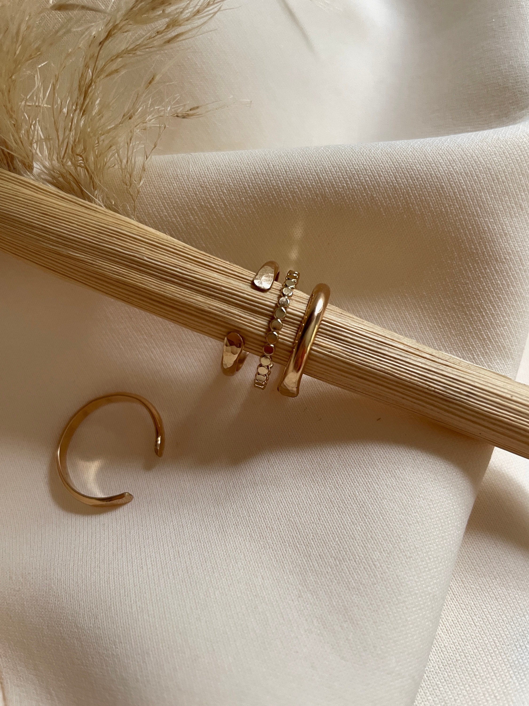 Feiner gehämmerter stapelring aus gold / 14k gold filled / gehämmerter offener Ring / Boho Ring / zierlicher Ring / wasserdichter Manschettenring
