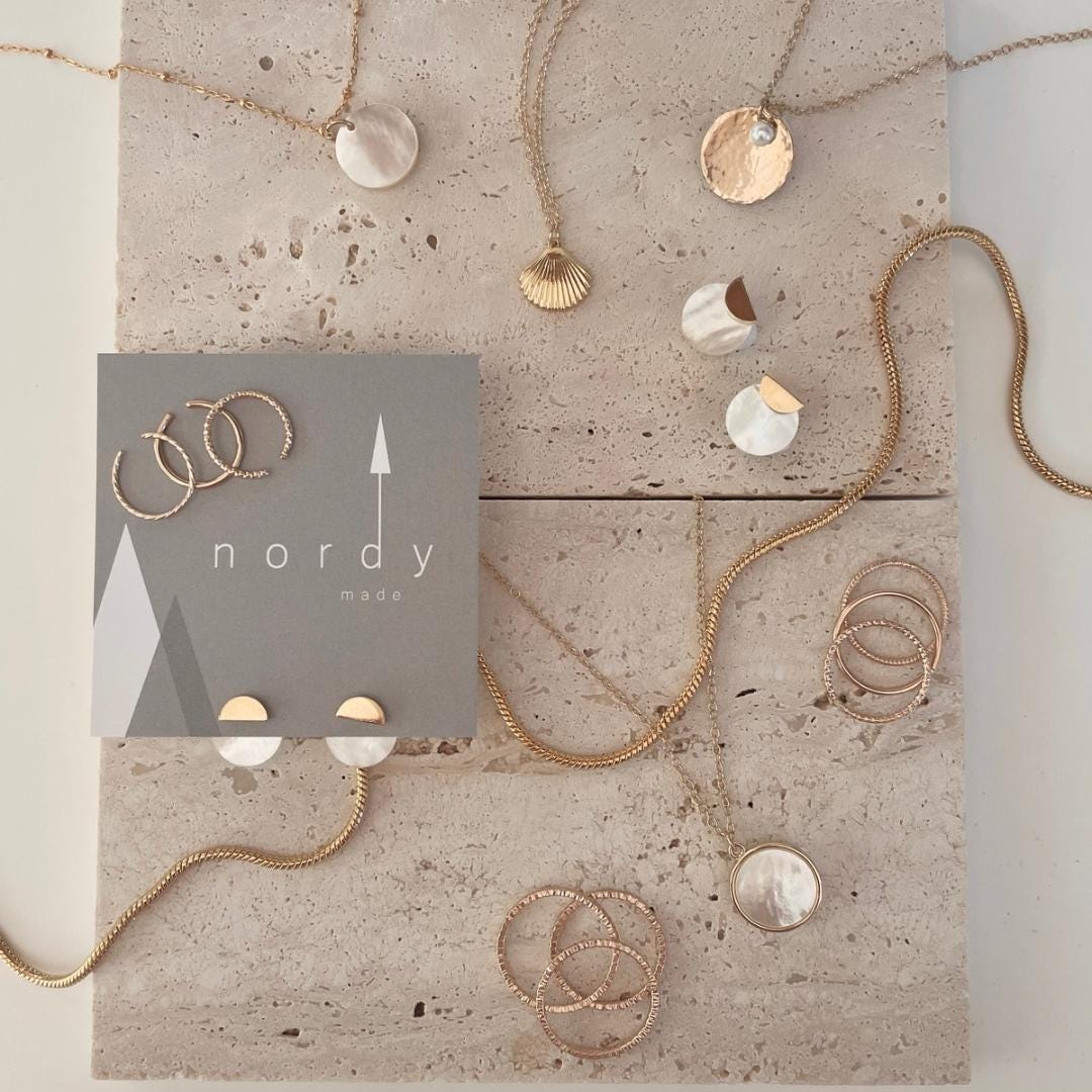 Karine マザーオブパールネックレス、14Kゴールドフィルドサークルネックレス、シェルネックレス、レインボーレイヤーコインネックレス、ミニマリストネックレス  - Etsy 日本