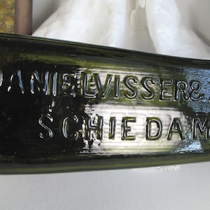 orig label, emb Daniel VISSER & ZONEN liquor bottle, Applied top DUTCH Case Gin liquor bottle, The Netherlands, Applied Top