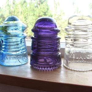 Authentic scarce Royal PURPLE cd 113 glass insulator, BRAILLE nickname, double groove, ANACORTES Washington Glass Company, Displays Mint