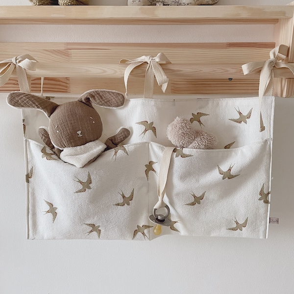 Range doudou/Organisateur de lit bébé écru à pois dorés-Couleur au choix