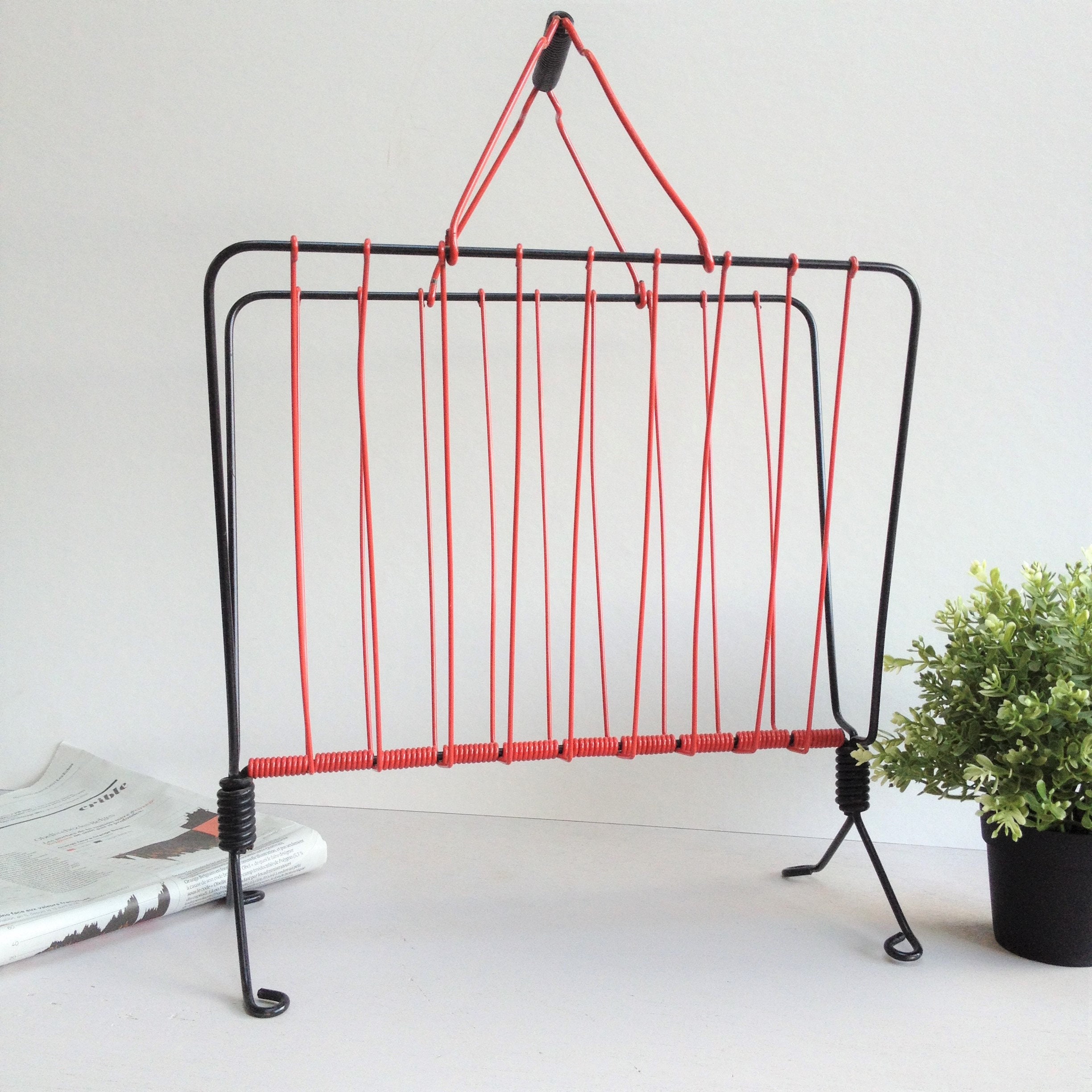 Porte-Revues Années 70's en Fils de Scoubidou. Porte-Journaux Vintage Français Plastique et Métal Ro