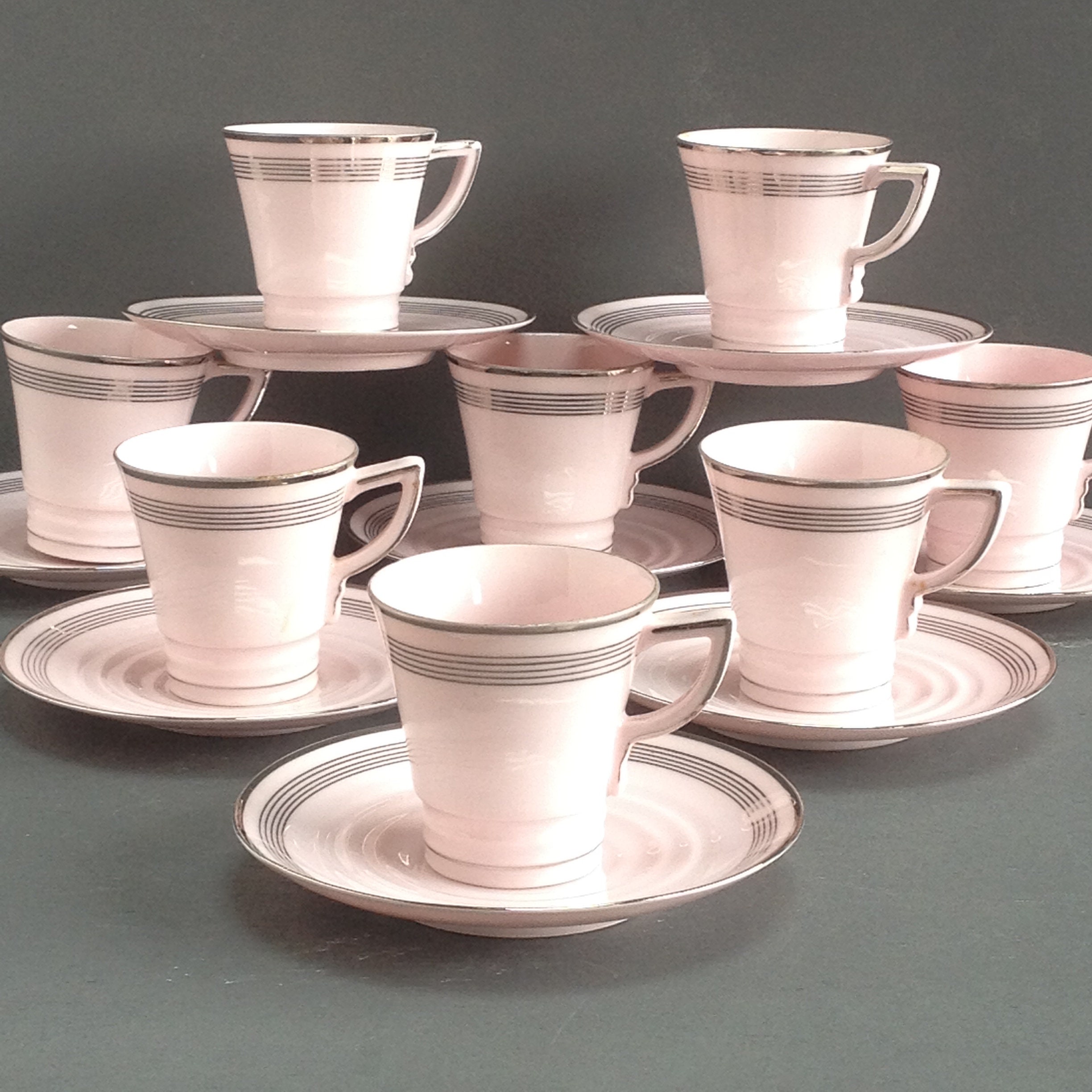 8 Tasses à Café Art Déco Rose et Argent. Tasses 1920's Porcelaine de Tchécoslovaquie. Design Géométr