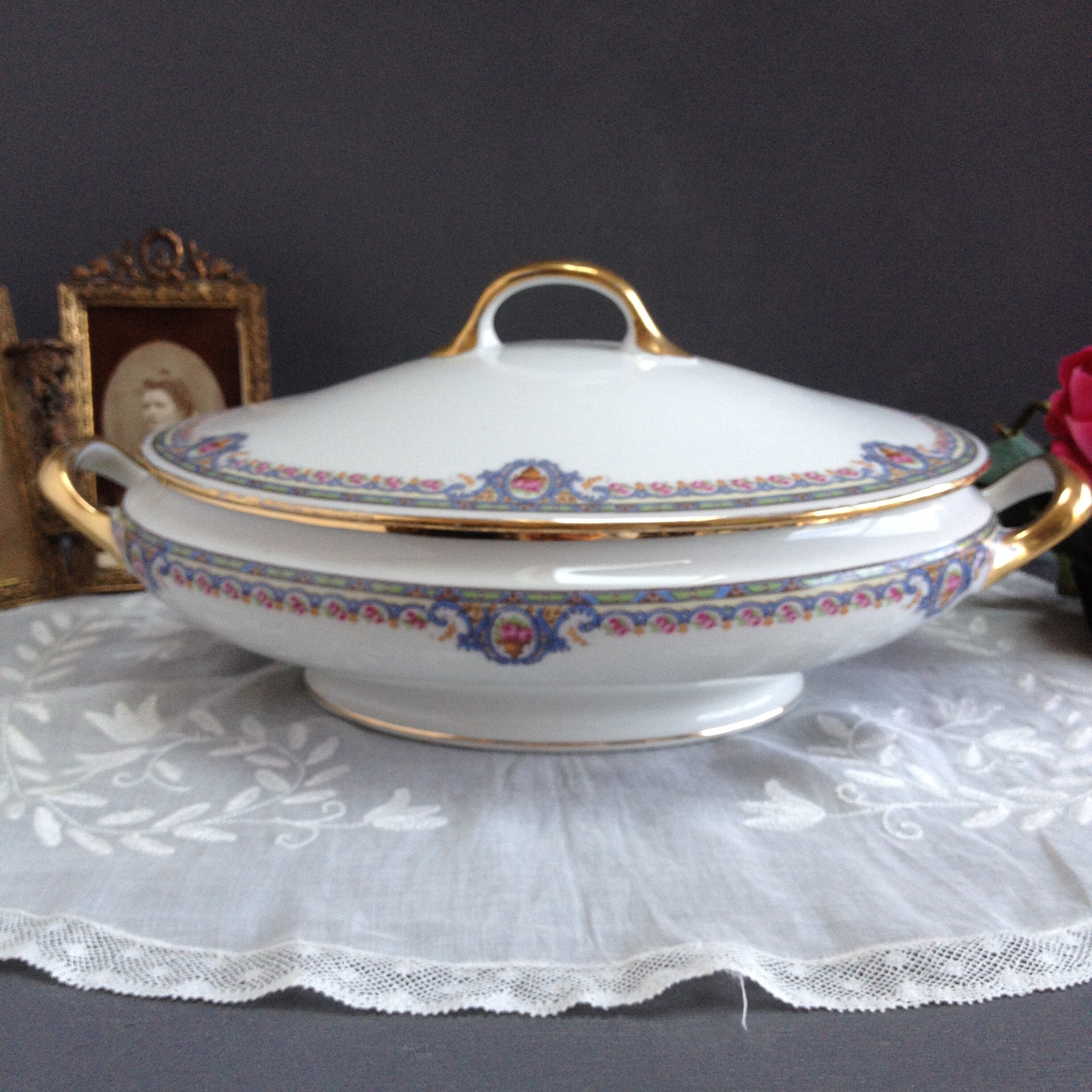 Ancien Légumier en Porcelaine de Limoges Signé Bernardaud. Plat Service à Décor Guirlandes Roses et 