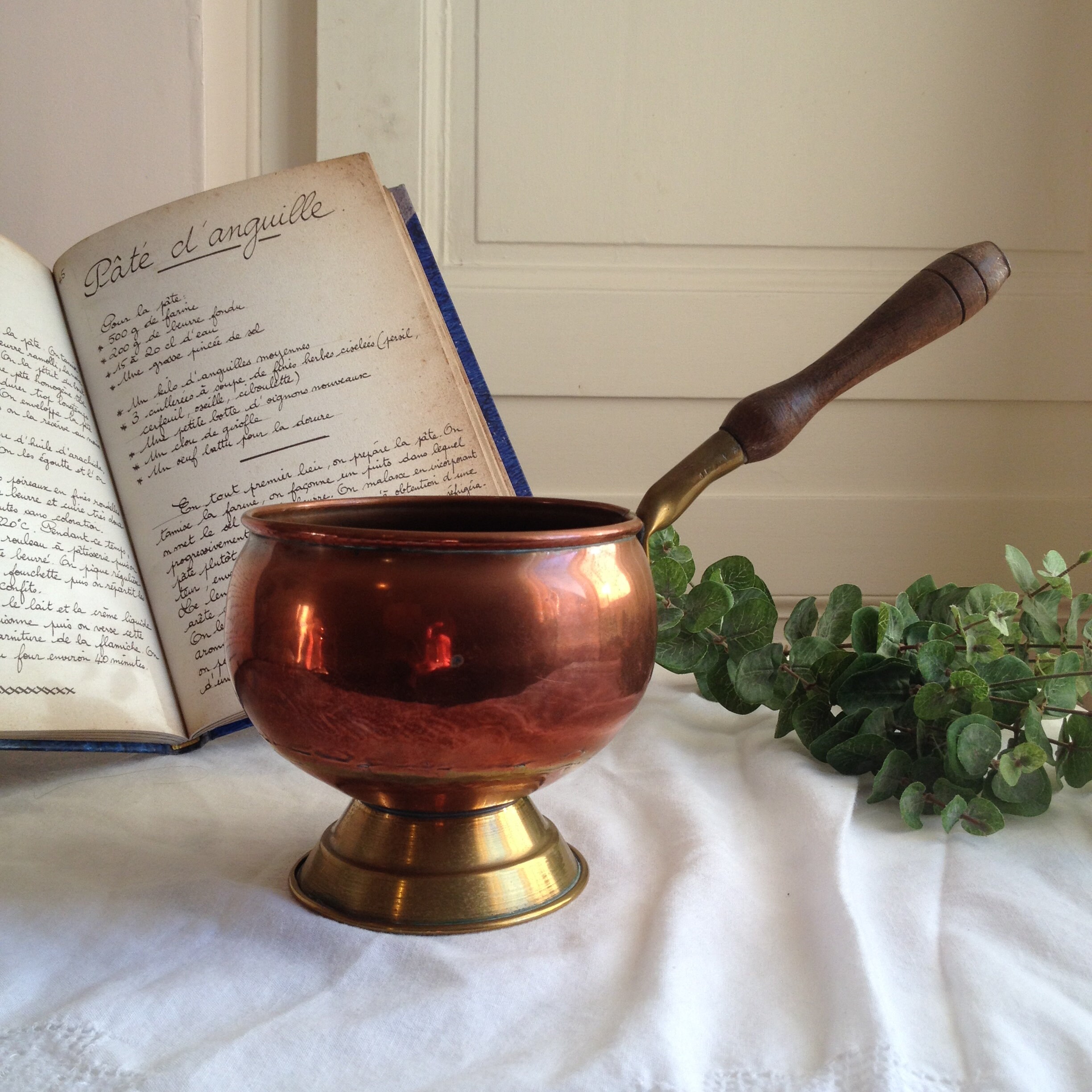 Ancienne Casserole Française en Cuivre Manche Bois. Petite Ronde sur Pied. Décoration Cuisine Vintag