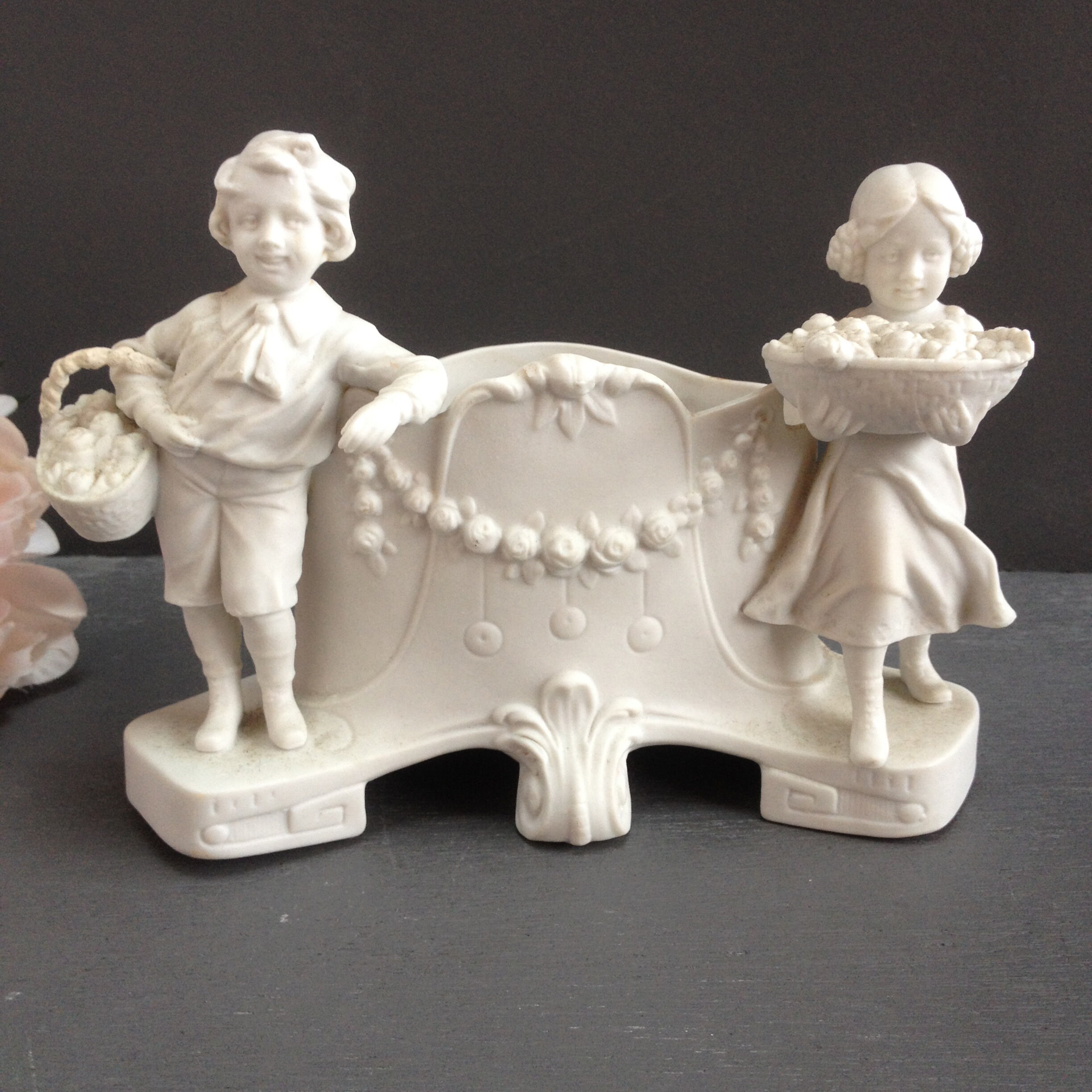 Ancien Vide-Poche en Biscuit de Porcelaine 19Ème Petite Jardinière Décor d'enfants. Statuette Garçon