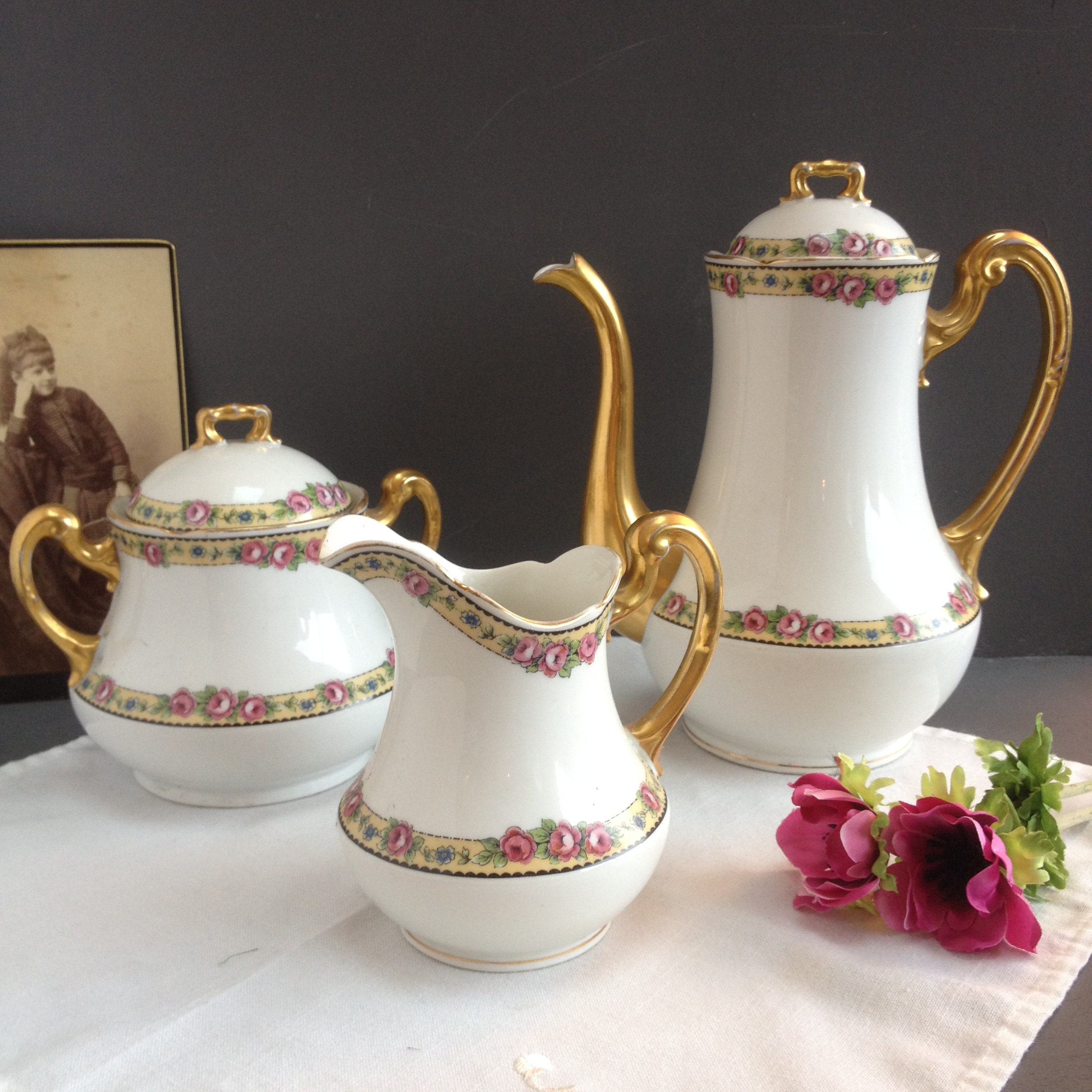 Service à Thé en Porcelaine de Limoges Décor Roses et Bandes Jaune. Service Café Français 1920. Théi