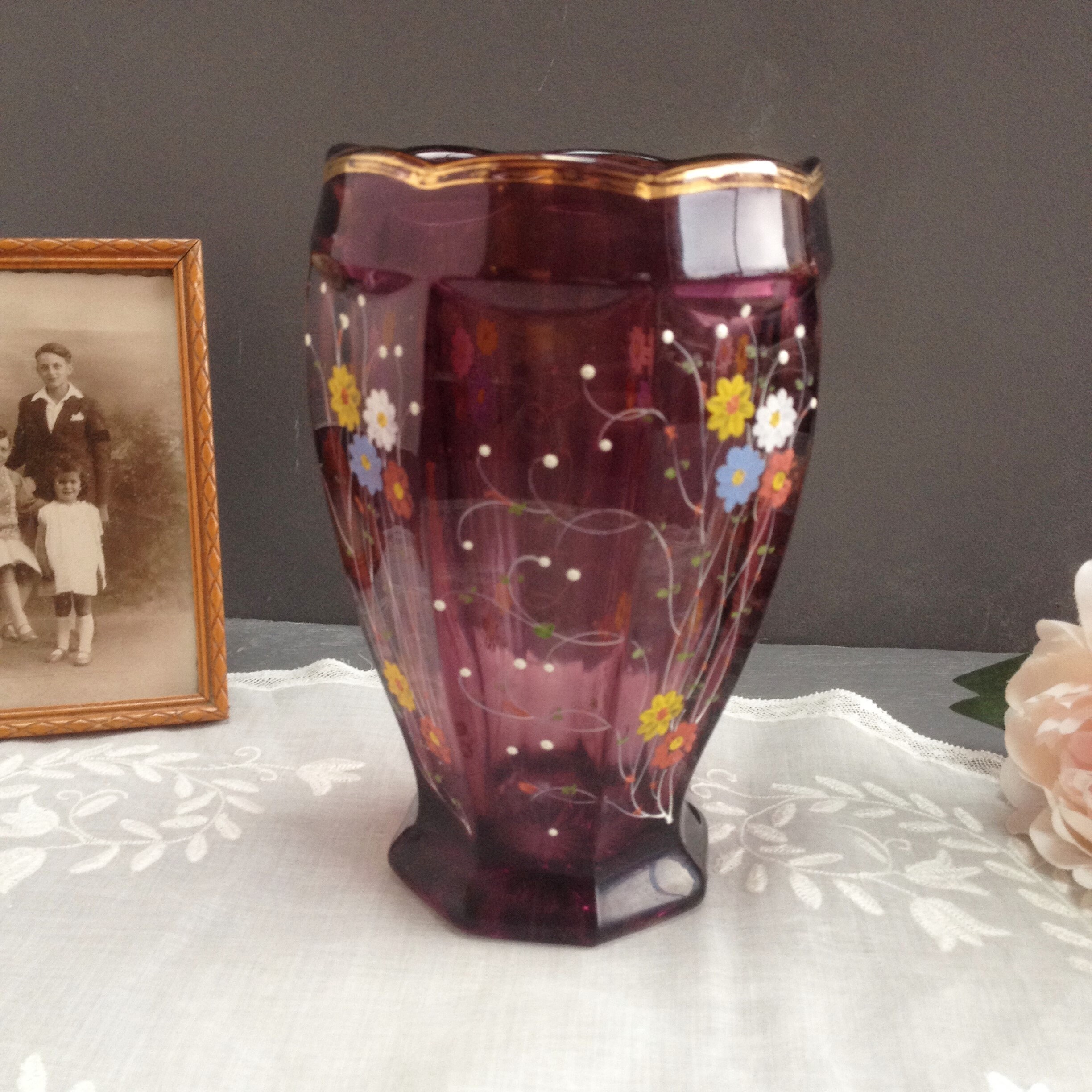 Ancien Vase Émaillé en Verre Violet. Vase Français Facetté Décor de Fleurs Émaillées. Vass Vintage 1