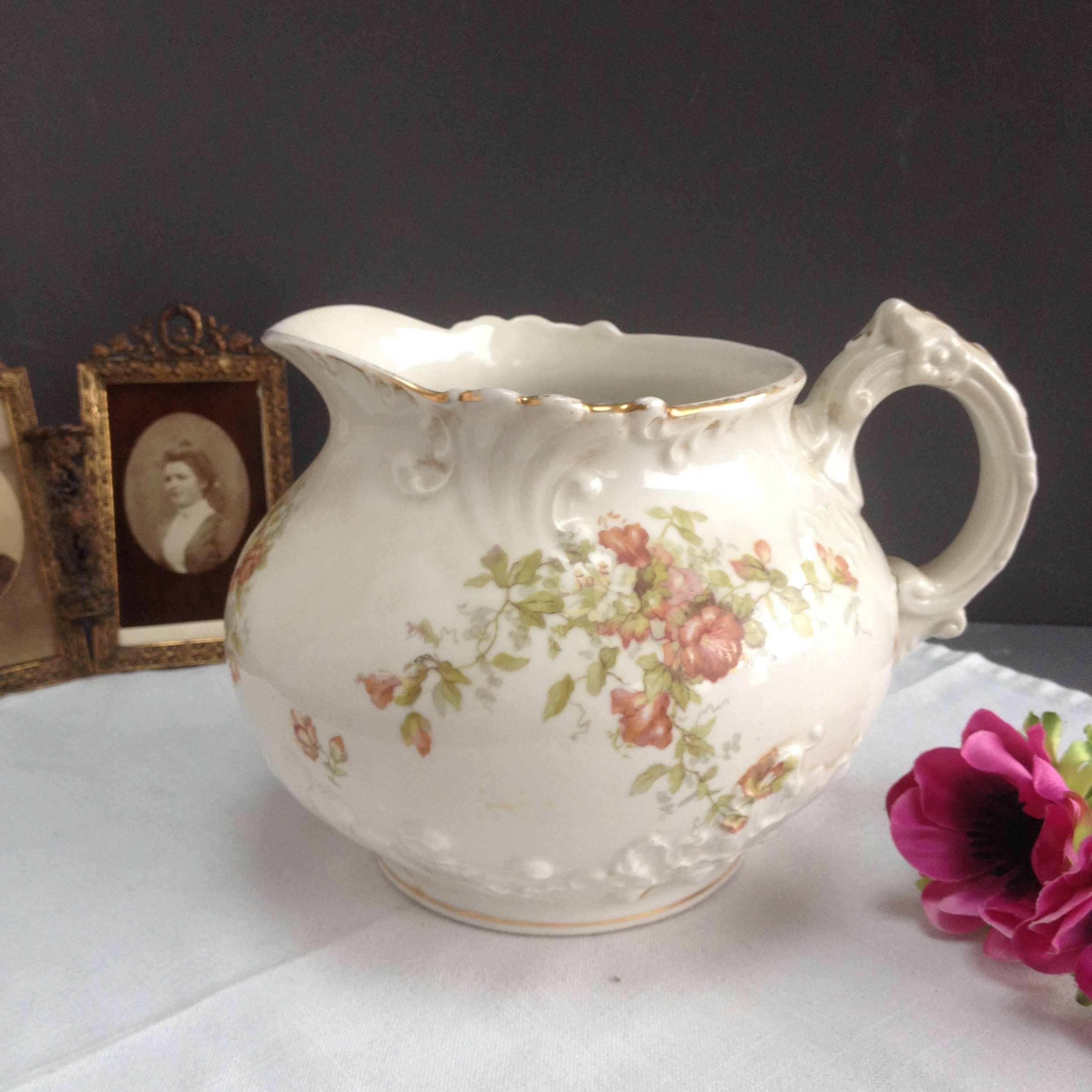 Ancien Pichet Rond en Porcelaine de Limoges. Broc 1900 Décor Roses et Rinceaux Relief.