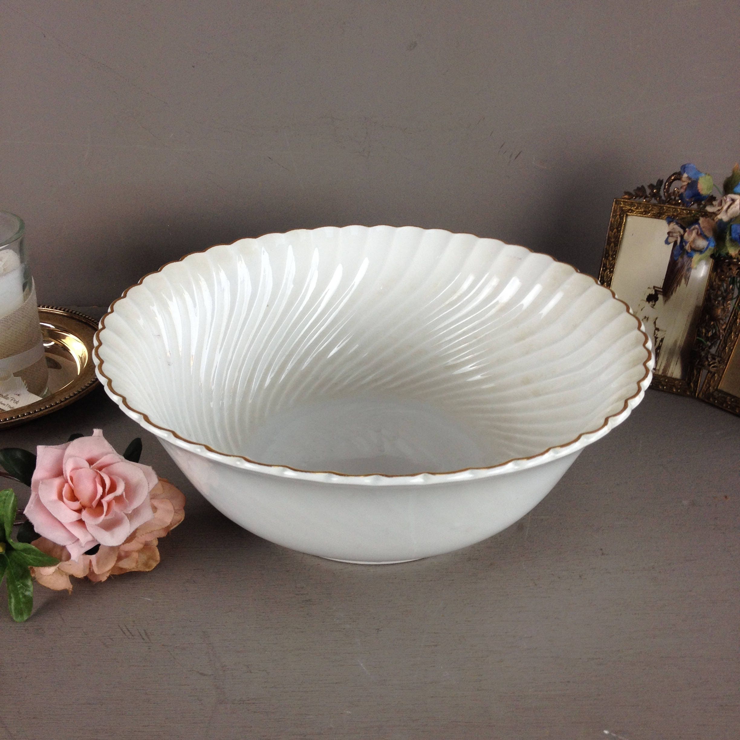 Saladier Torsadé Blanc et Or en Porcelaine de Lunéville.signée Kg. Porcelaine Française Ancienne. Pl