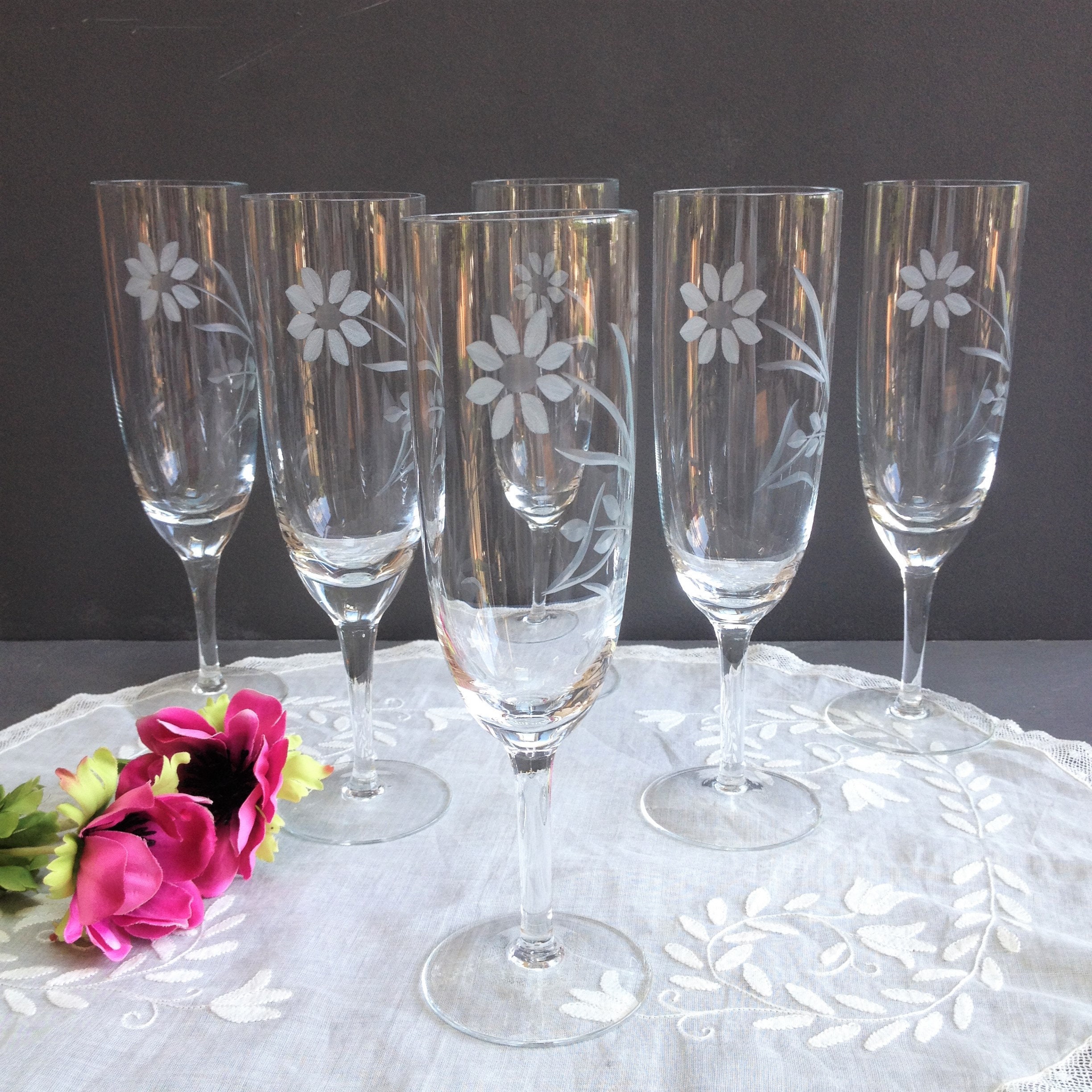 6 Flûtes à Champagne Françaises en Verre Gravé d'une Fleur. Flutes Vintage Années 70's. Coupes Décor