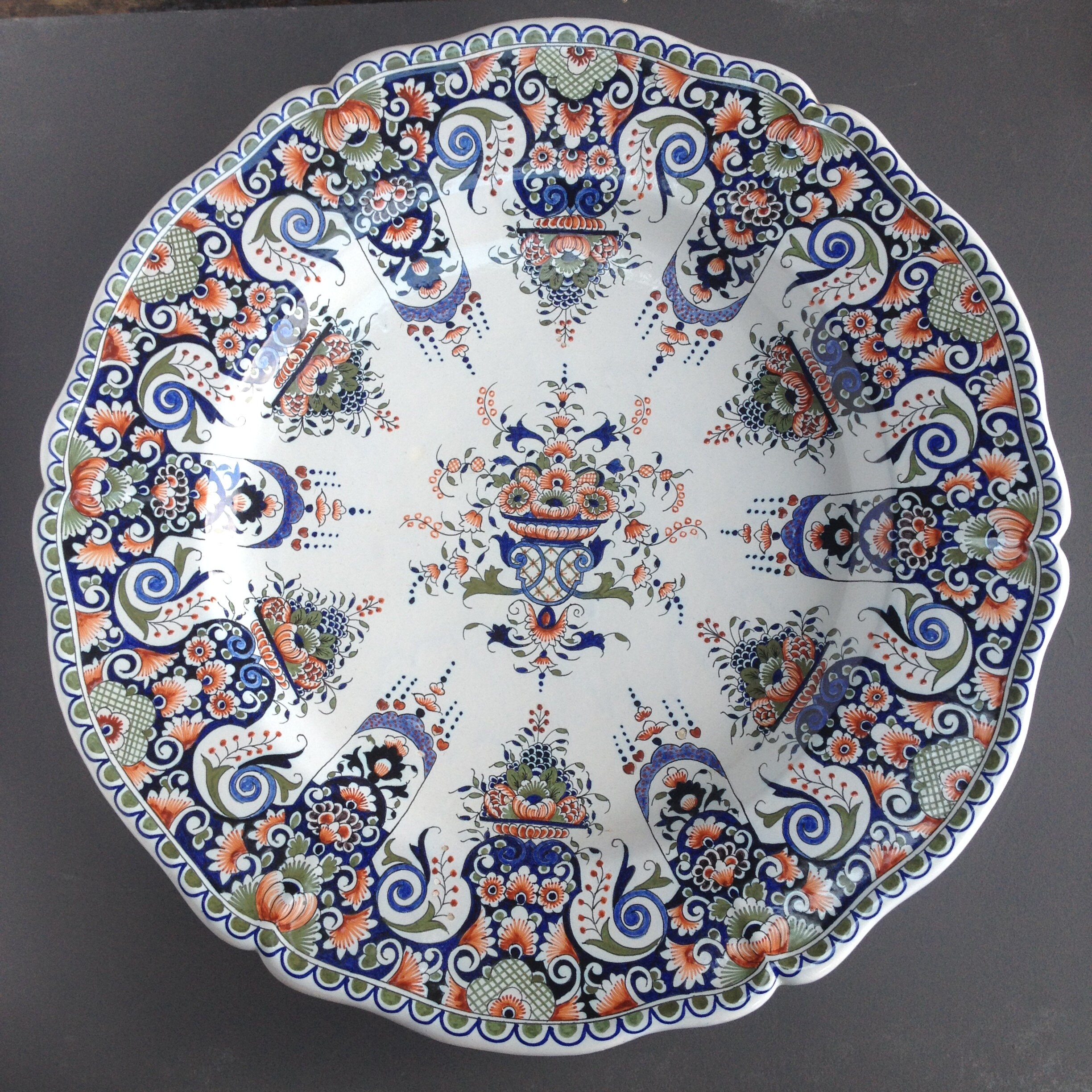 Grand Plat Décoratif à Décor de Rouen. Plat en Faïence Française Style Rouen Lambrequins et Fleurs. 