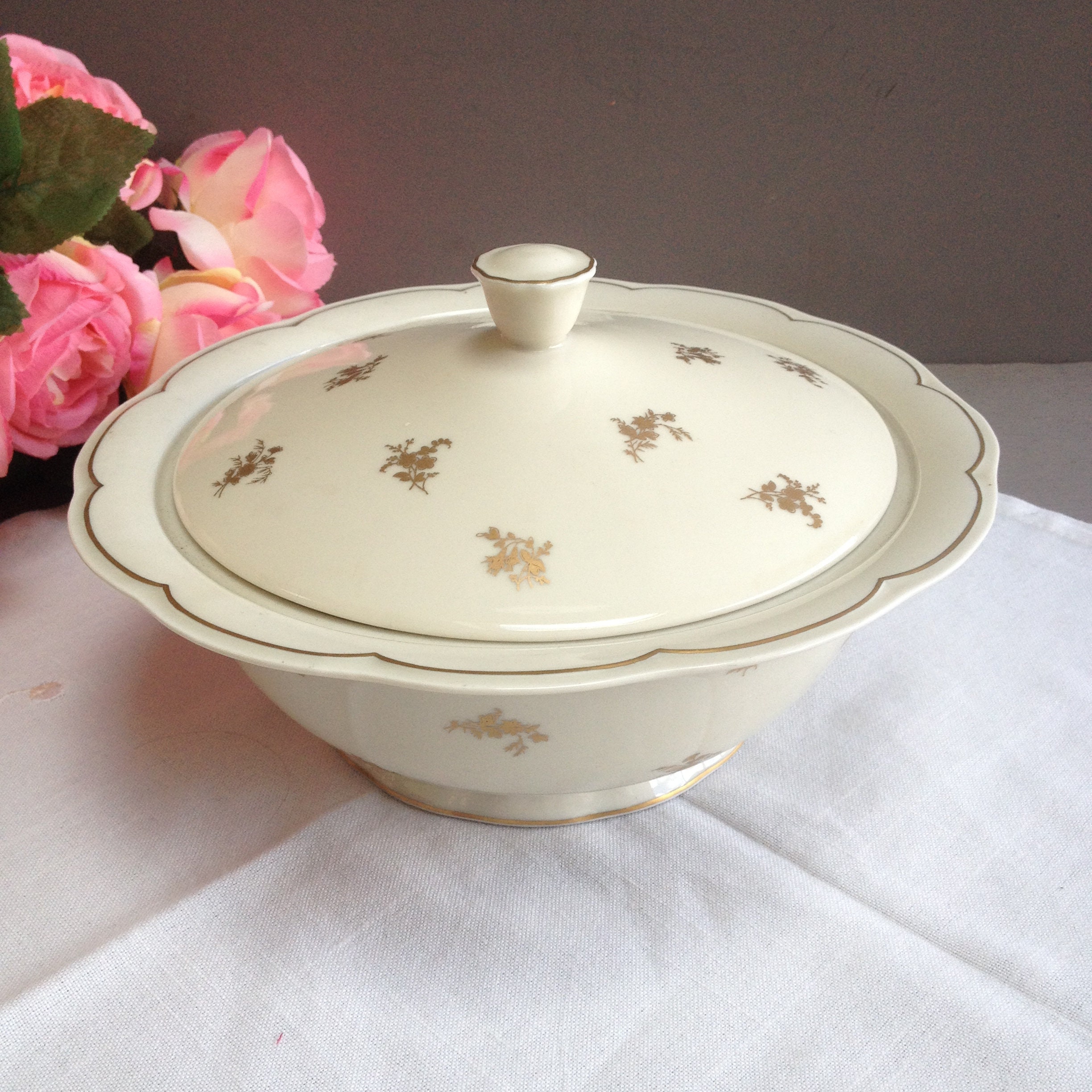 Petite Soupière Française Ancienne Signée Haviland Décor Petites Fleurs Dorés. Légumier Rond Porcela