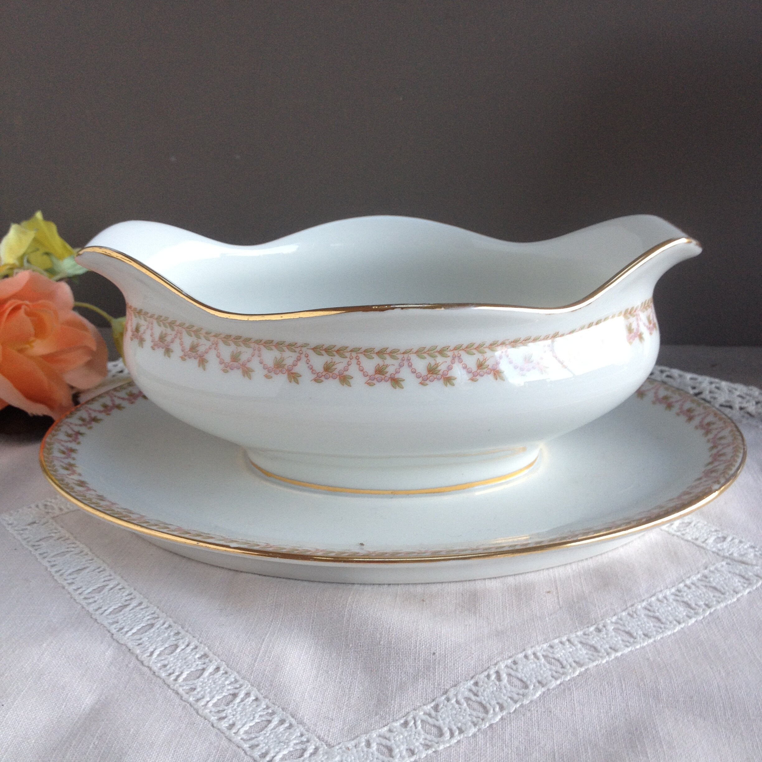 Saucière Ancienne en Porcelaine de Limoges et Plateau Adhérent. Saucière 1910 Décor Feuilles Laurier