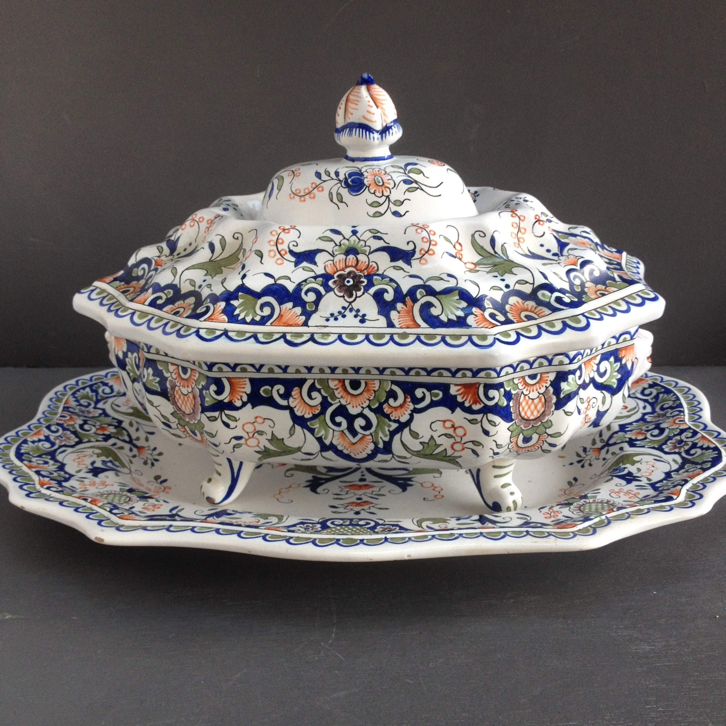 Grande Soupière Ancienne en Faïence Décor Rouen. Soupière et Plateau 19Ème de Desvres. Floral Rouge 