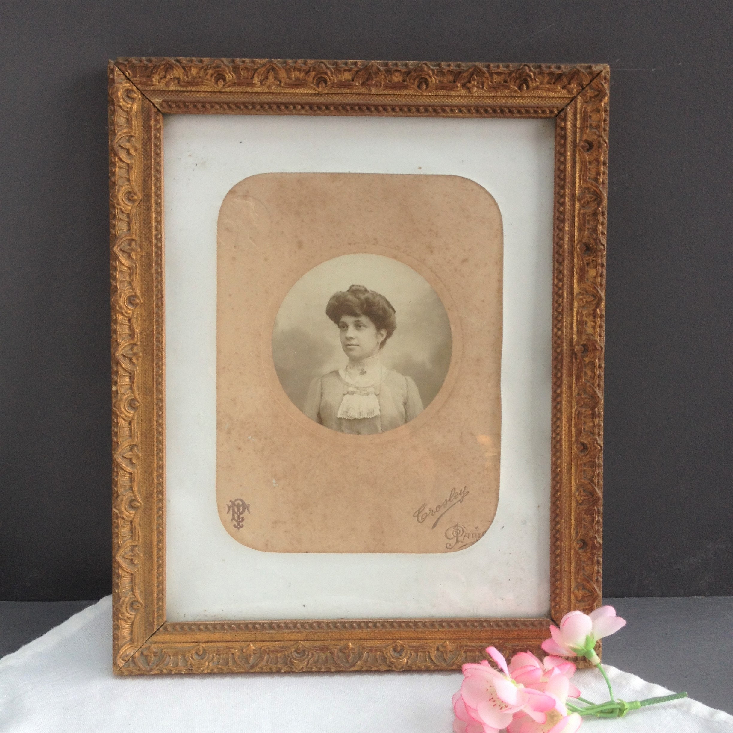 Ancien Cadre en Bois et Moulure Dorées. Cadre 1910 avec Portrait de Femme. Photo Ancienne Française 