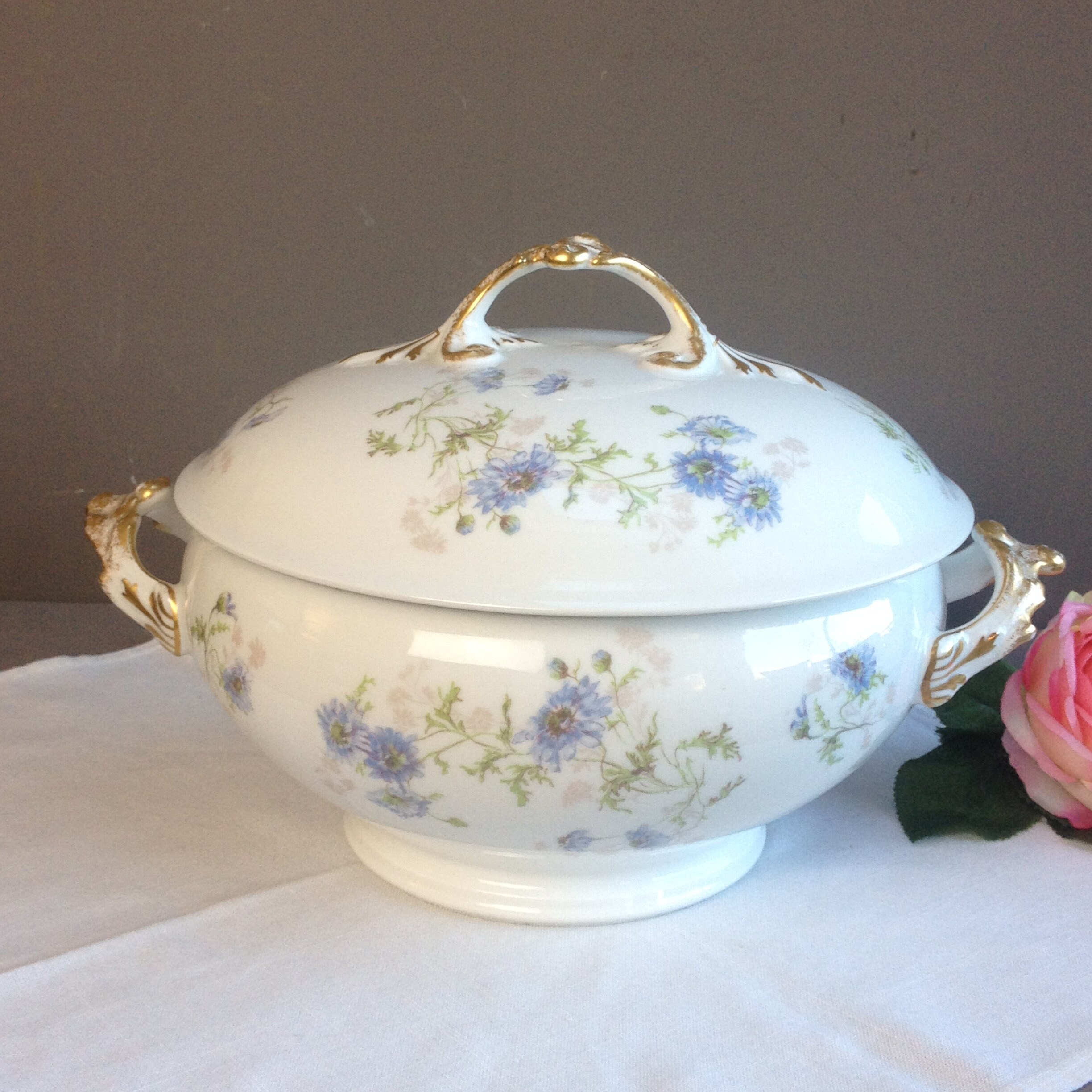 Ancienne Soupière Française en Porcelaine de Limoges. Soupière 1900 Décor Anémones Bleues. Fleurs Bl