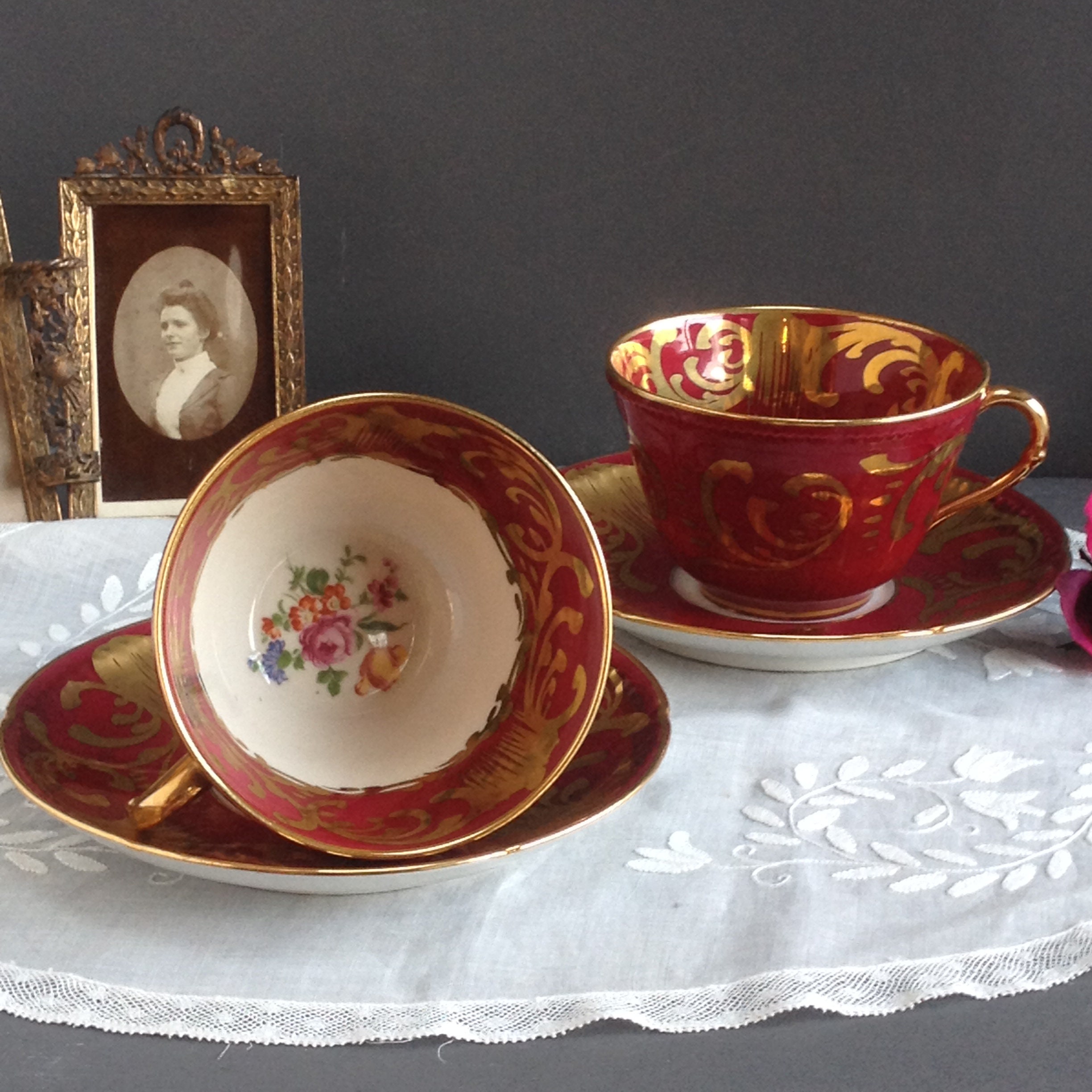 2 Tasses à Déjeuner Bordeaux et Or en Porcelaine de Limoges. Tasses Thé Françaises Peintes La Main D