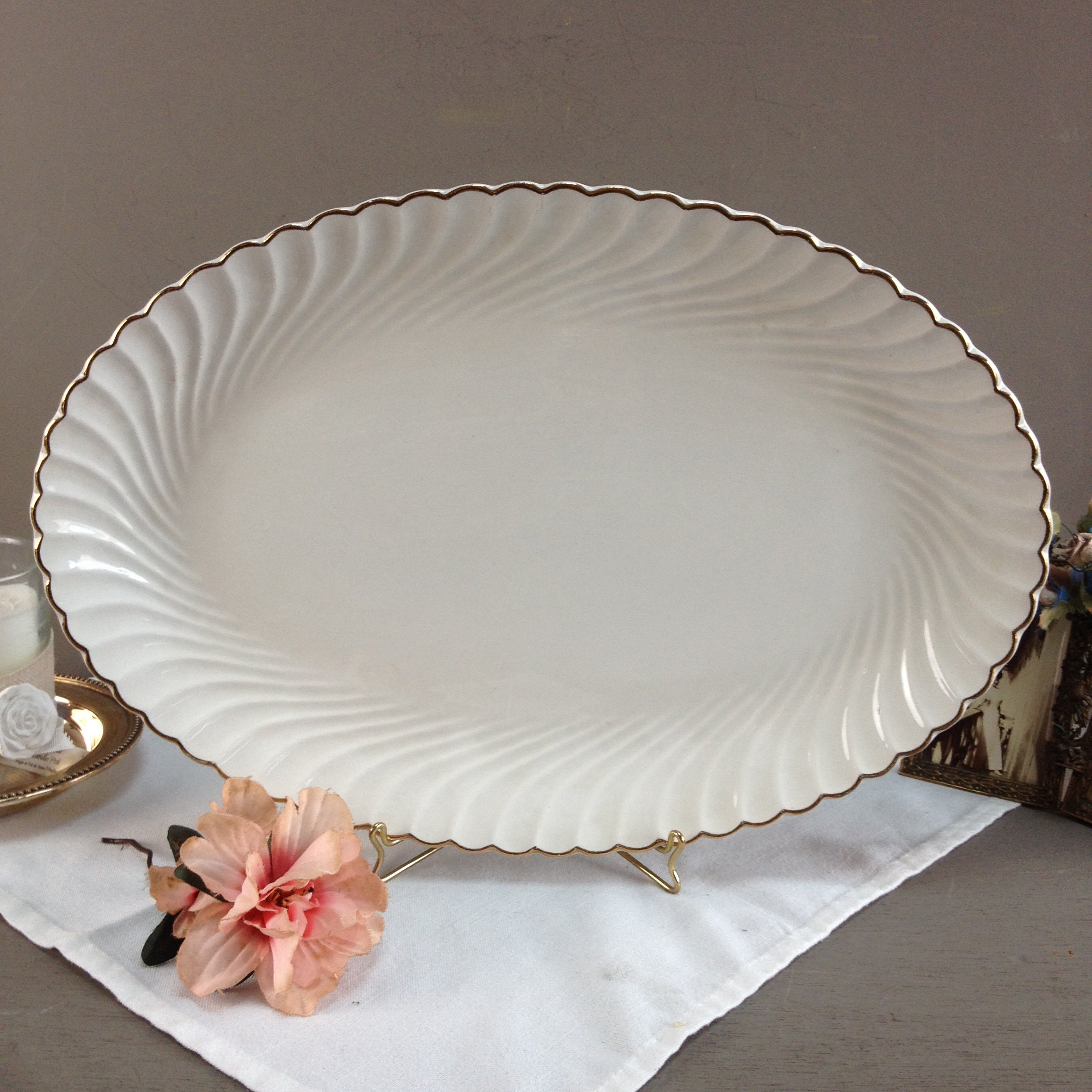 Grand Plat Ovale Français Blanc et Or à Bords Torsadés Lunéville Keller Guérin. Plat de Service en F