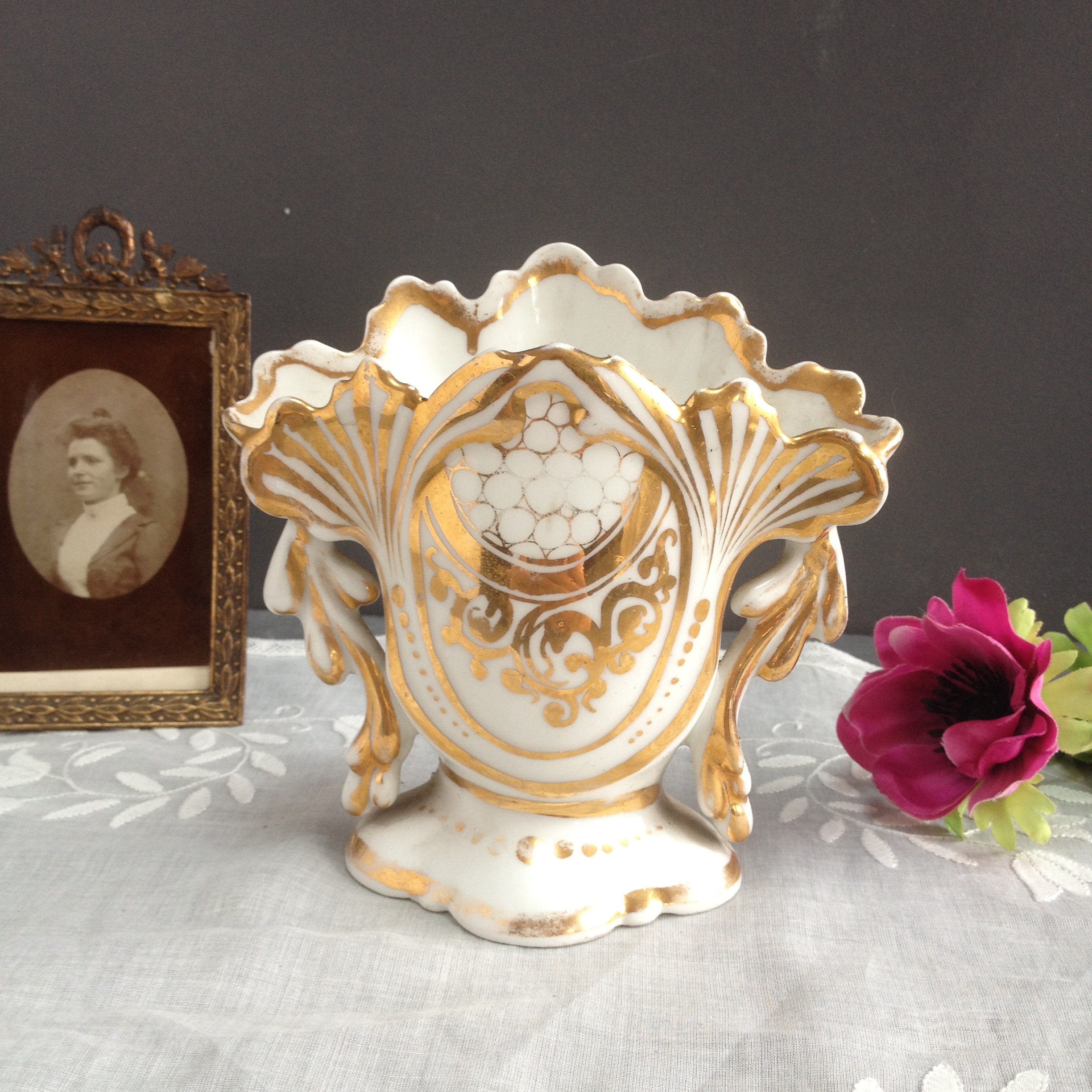 Ancien Vase de Mariée Français 19Ème. Vase en Porcelaine Décor Or Forme Éventail. Mariage 1900.