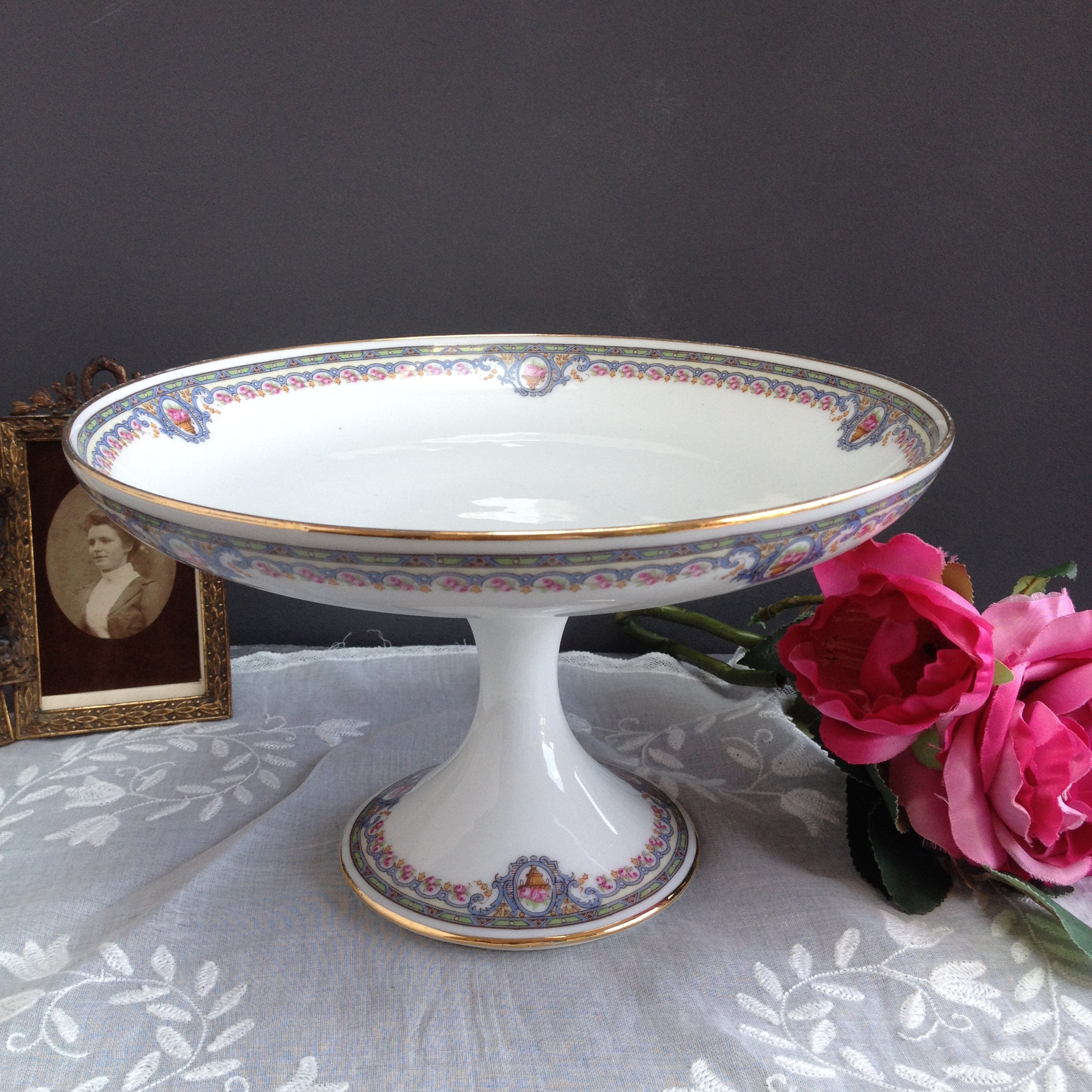 Ancien Compotier Bernardaud Décor de Roses et Guirlandes Bleues. Coupe à Fruits en Porcelaine Limoge