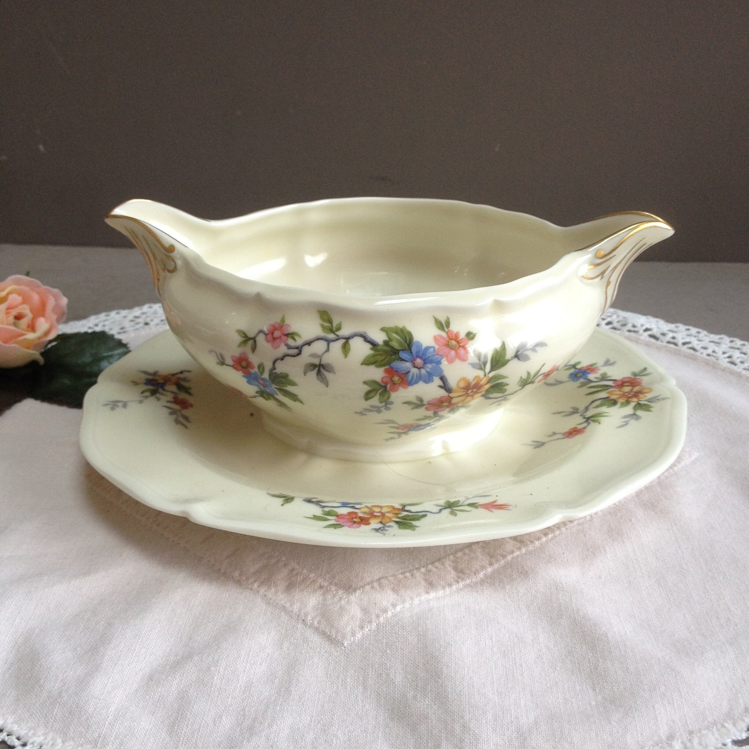 Saucière Vintage en Porcelaine de Limoges Manufacture Royale. Saucière à Plateau Décor Fleurs et Bra