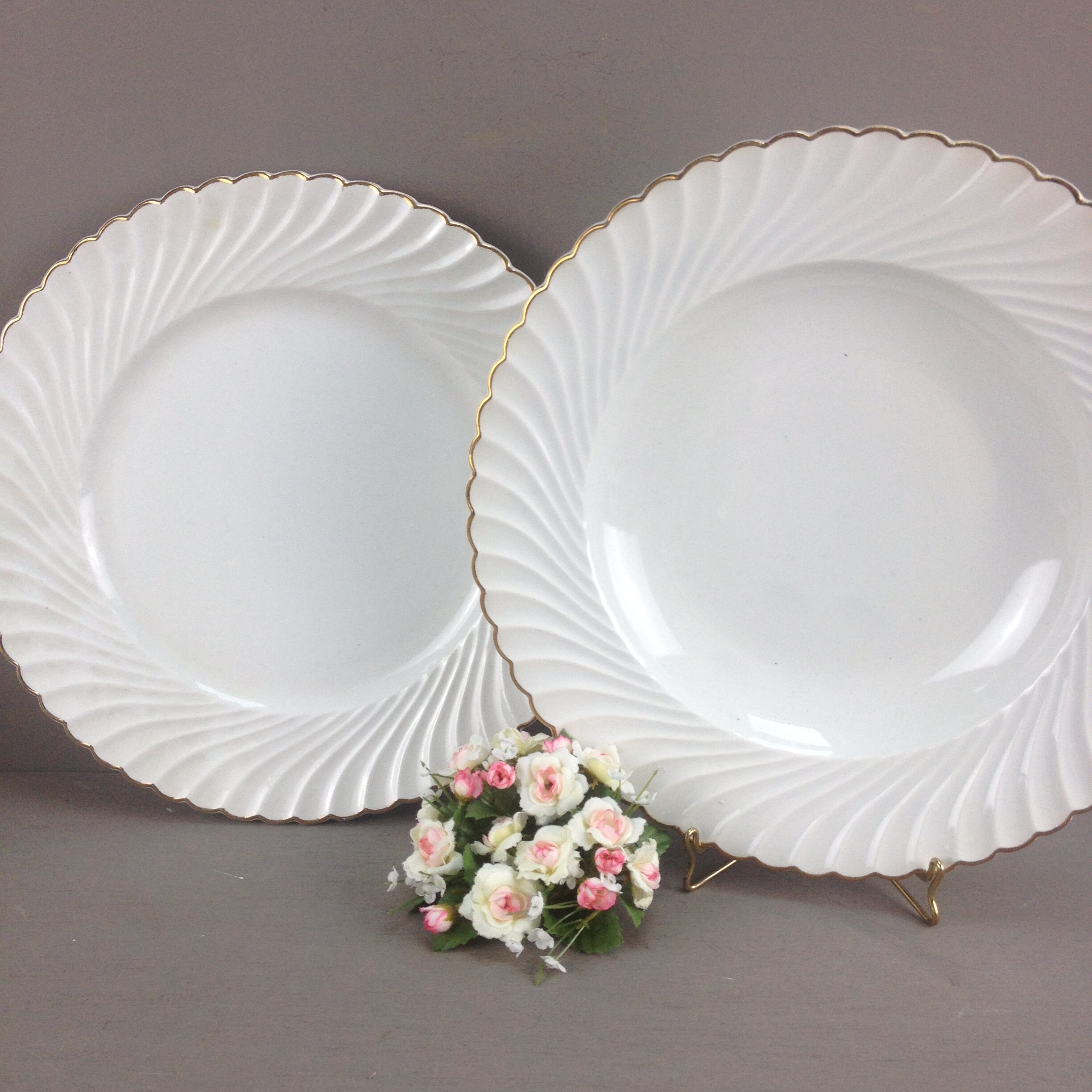 2 Plats Ronds Français Bords Torsadés Blanc et Or. Porcelaine Blanche Années 40. Grandes Assiettes. 