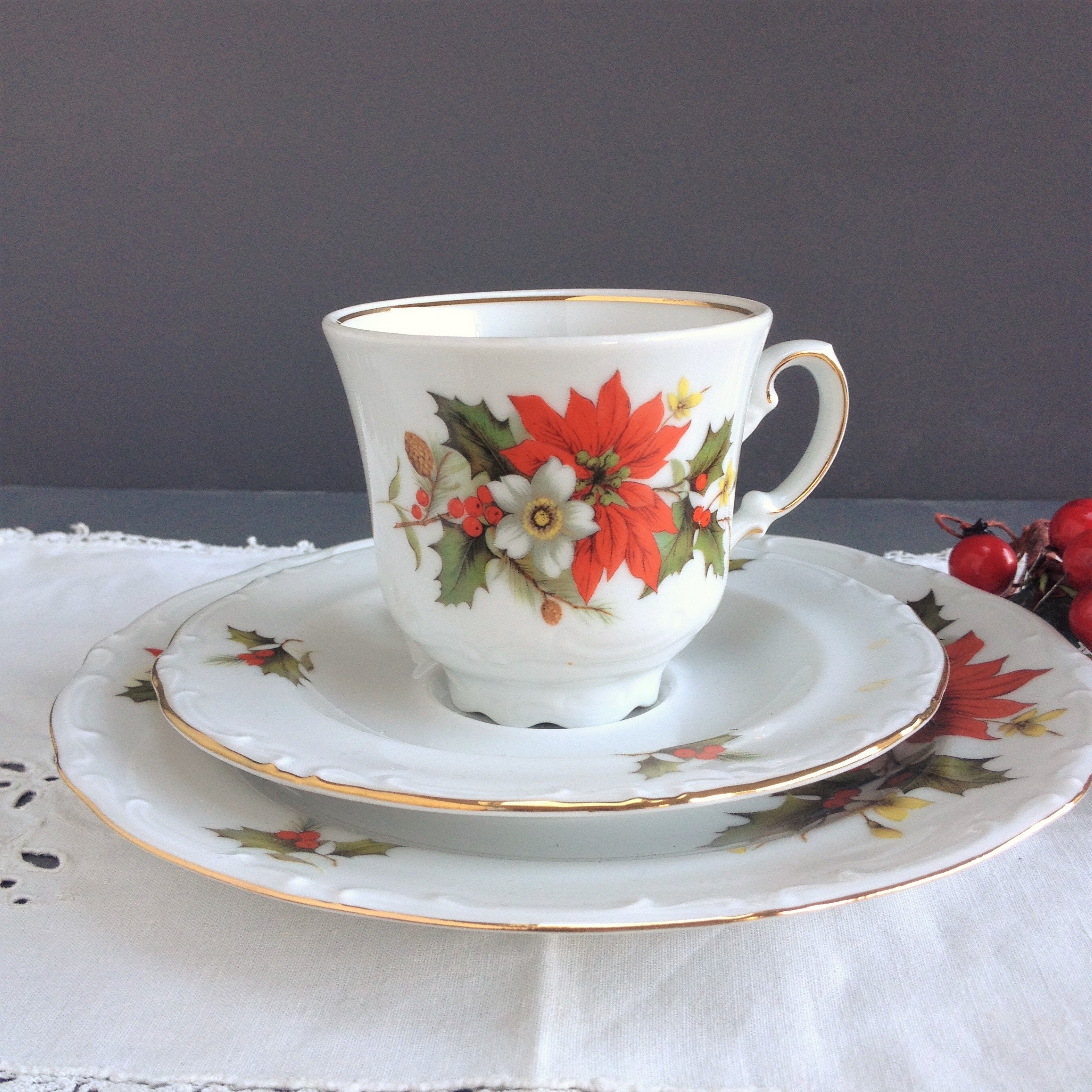 Tasse de Noel Trio en Porcelaine Shirnding Bavaria. Tasse Vintage Déco Houx et Poinsettia. Assiette 