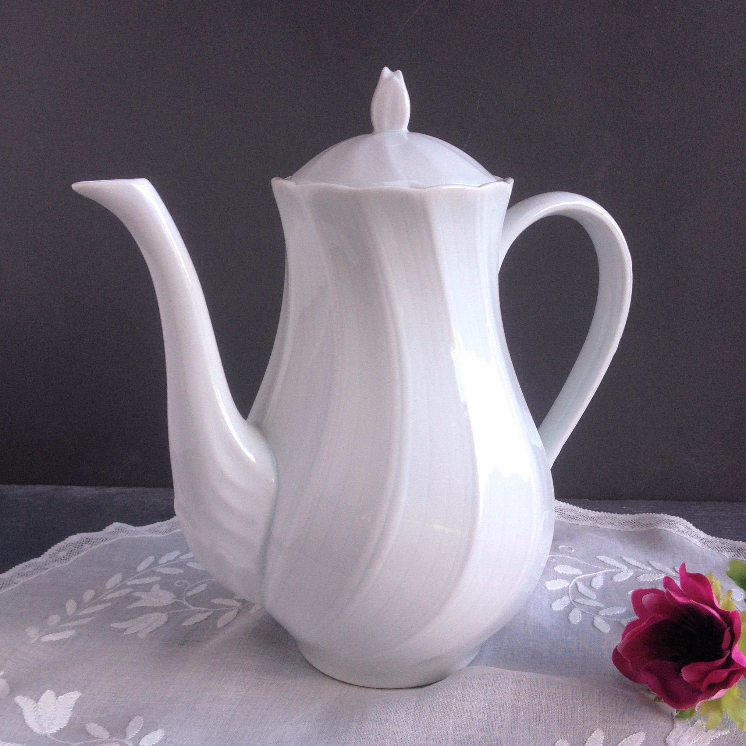 Cafetière Vintage en Porcelaine de Limoges. Cafetière Bernardaud Modèle Palmes. Chocolatière Blanche