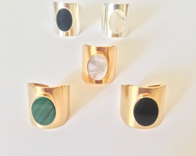 Medallion ring with flat cabochon in black agate, mother-of-pearl or golden or silver malachite