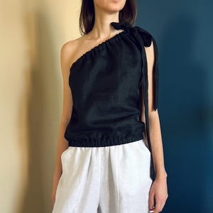 Top asimétrico de lino negro con un solo hombro: Blusa vanguardista.