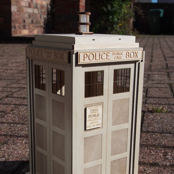 1:10 Scale Wooden TARDIS light for Dr Who fans